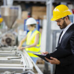 young-quality-inspector-checking-production-line-601015838-8018cead050c48d8ad40de5230550a61-1837x1225 sicurezza su lavoro alimentare cagliari sardegna formazione